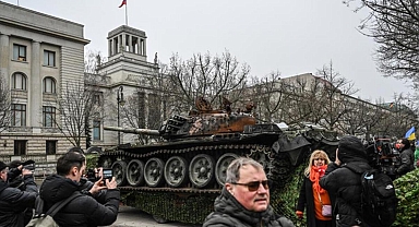 Hasar gören Rus tankı Berlin Büyükelçiliğinin önüne getirildi