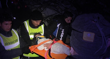 Hatay'da 26 saat sonra gelen mutluluk: 2 çocuk enkazdan kurtarıldı