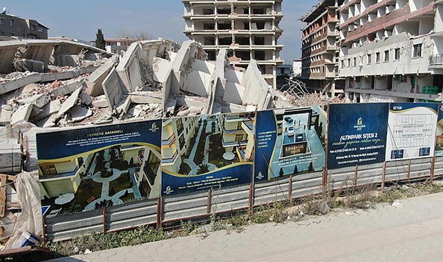 Hatay'da 'depreme dayanıklı' diye reklamı yapılan siteden geriye sadece tabelası kaldı