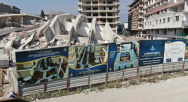 Hatay'da 'depreme dayanıklı' diye reklamı yapılan siteden geriye sadece tabelası kaldı