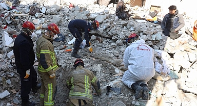 Hatay'da enkaz yığınlarında nefes arayışı