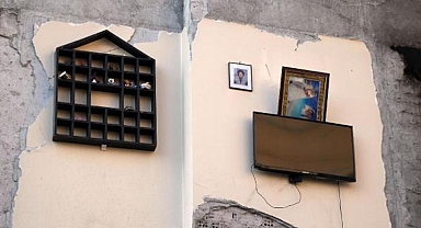 Hatay'dan şaşkına çeviren görüntü: Binanın dış duvarı, komşu binanın iç duvarı