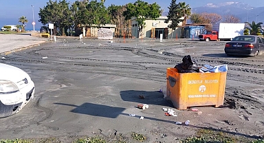 Hatay İskenderun sahilini basan deniz suyu çekildi