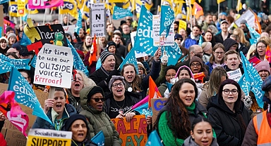 İngiltere'de dev grev: Yaklaşık 500 bin kişi iş bıraktı