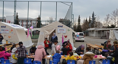 İnsan İzi Derneği, afet bölgesinde gerçekleştirdiği yardım faaliyetlerini aralıksız sürdürüyor.