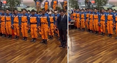 Japon arama kurtarma ekibinden saygı duruşu
