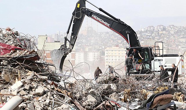 Kahramanmaraş'ta bina enkazları hafriyat alanına taşınıyor