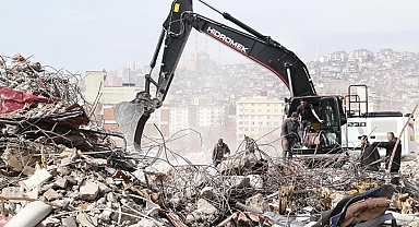 Kahramanmaraş'ta bina enkazları hafriyat alanına taşınıyor