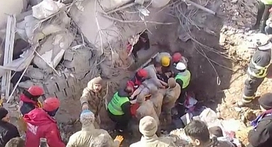 Kahramanmaraş’taki enkazdan 3 kişi sağ salim kurtarıldı