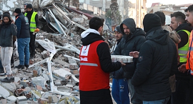 KIZILAY AFET BÖLGELERİNDE BESLENME HİZMETLERİNİ SÜRDÜRÜYOR