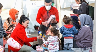 Kızılay Afet bölgesinde sosyal marketleri Psikososyal Destek 6 mobil sağlık aracı hizmet veriyor