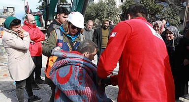 Kızılay deprem bölgesinde yardım çalışmalarını sürdürüyor