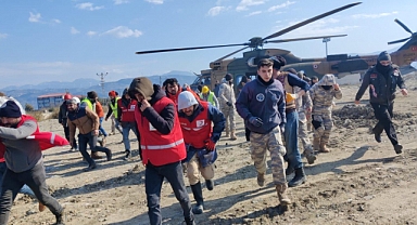 Kızılay gönüllüleri milletin yanında /TSK'nın tahsis ettiği helikopterlerle yardım ulaştırılıyor