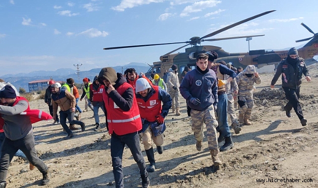 Kızılay gönüllüleri milletin yanında /TSK'nın tahsis ettiği helikopterlerle yardım ulaştırılıyor