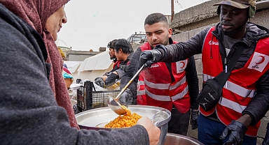Kızılay,Günlük 4 Bin 500'ü Aşkın Gönüllüsüyle Deprem Bölgelerinde afetzedelerin Yanında