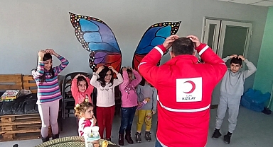 Kızılay’ın Psikososyal Destek Ekipleri Ruhsal Travmalara Karşı Bölgede Psikolojik İlk Yardım Veriyor