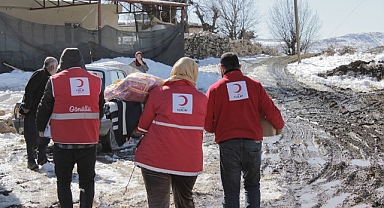 Kızılay yıkıntı bilgisi bulunan 1648 köye yardım ulaştırdı