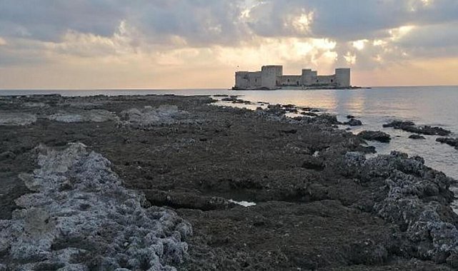 Kızkalesi'nde deniz suyu 100 metre çekildi