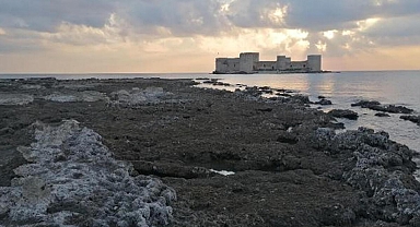 Kızkalesi'nde deniz suyu 100 metre çekildi