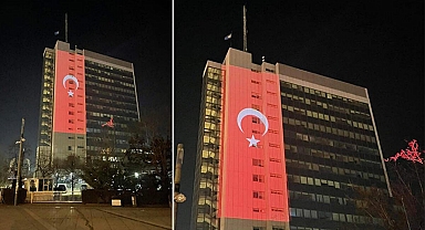 Kosova Başbakanlık binasına Türk bayrağı silueti yansıtıldı