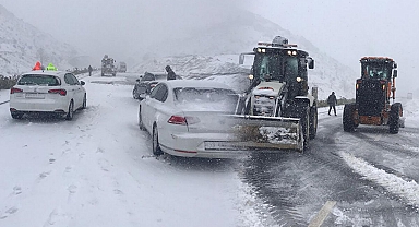 Mardin-Diyarbakır yolunda ulaşıma kar engeli