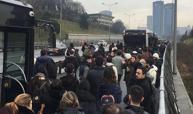 Metrobüs arızalanınca vatandaşlar yürümek zorunda kaldı