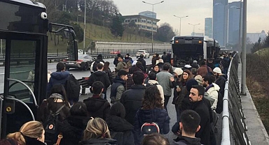 Metrobüs arızalanınca vatandaşlar yürümek zorunda kaldı