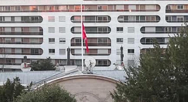 Paris Büyükelçiliğinde Türk bayrağı yarıya indirildi