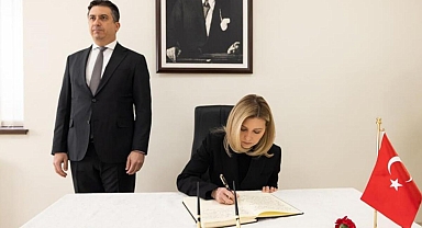 Ukrayna First Lady'si Zelenska, Kiev Büyükelçiliğinde taziye defterini imzaladı