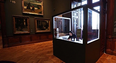 Ünlü isim müzede cam bir odaya kapandı! 1 ay boyunca hiç çıkmayacak... Ziyaretçiler her detayı izleyebilecek