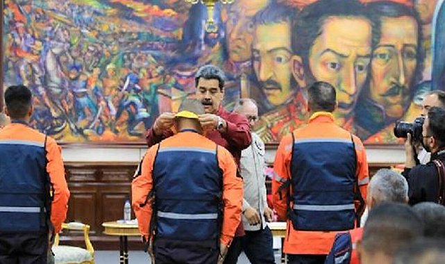 Venezuela Cumhurbaşkanı, Türkiye’den dönen ekibine madalya verdi