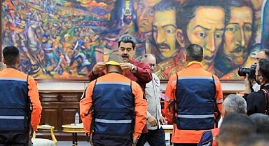 Venezuela Cumhurbaşkanı, Türkiye’den dönen ekibine madalya verdi