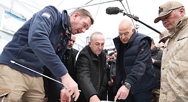 Yunan bakandan dayanışma ziyareti