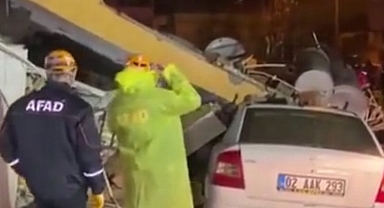 Adıyaman'da 4 katlı ağır hasarlı bina çöktü!