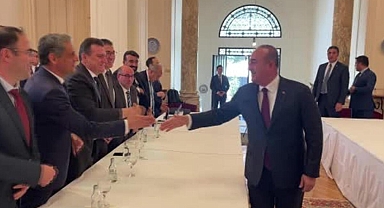 Bakan Çavuşoğlu, Mısır'da Türk iş adamlarıyla görüştü