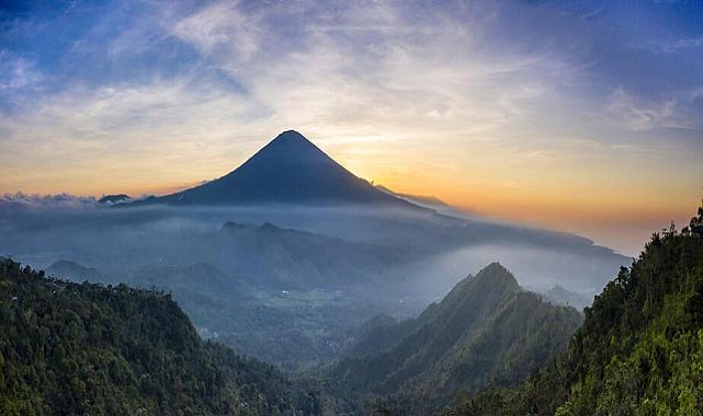 Bali'deki kutsal dağda yarı çıplak poz veren Rus turist, sınır dışı edilecek