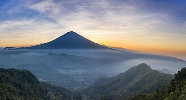 Bali'deki kutsal dağda yarı çıplak poz veren Rus turist, sınır dışı edilecek