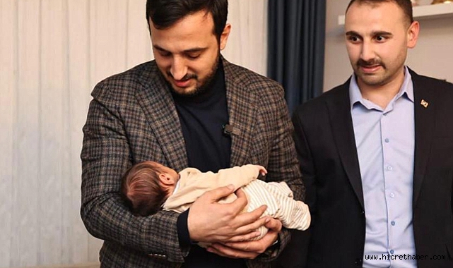 Başkan Abdullah Özdemir Göktürk bebeğe hayırlı olsun dedi. Kulağına ezan okudu.