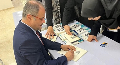 Berktaş, “Reisi Neden Sevdik” kitabını imzaladı