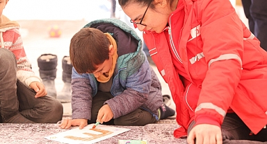 Depremin Birinci ayında Kızılay'ın psikolog ve sosyal hizmet uzmanları afetzedelerin  yanında