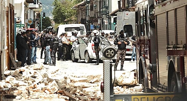 Ekvador'da 6,7 büyüklüğünde deprem! Canlı yayında yakalandılar