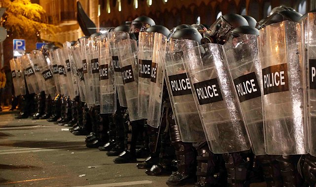 Gürcistan'da parlamento önündeki protestoda 66 gözaltı