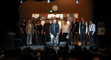 İş Sanat Sahnesinden Depremzedelere Saygı Duruşu