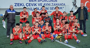 İstanbul U 18 Ligin şampiyonu Kosova Güçspor kupasını aldı