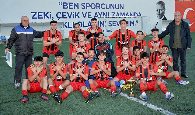 İstanbul U 18 Ligin şampiyonu Kosova Güçspor kupasını aldı