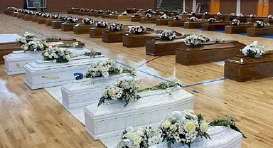 İtalya’da göçmenlerin tabutlarıyla dolan spor salonu, cenaze salonuna dönüştü