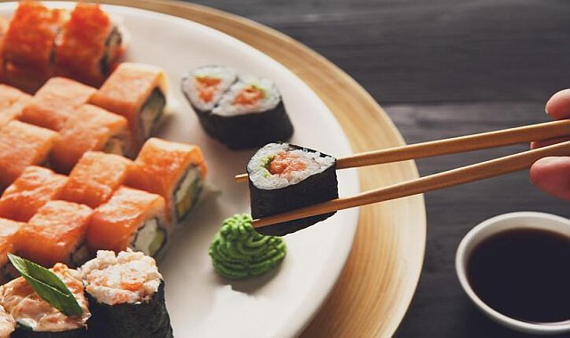 Japonya'da 'suşi terörü'ne 3 gözaltı: Viral olan görüntüler harekete geçirdi