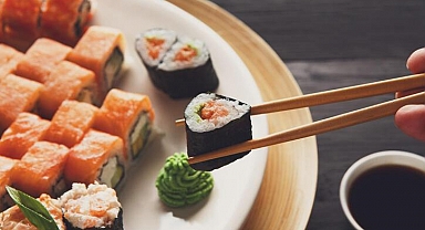 Japonya'da 'suşi terörü'ne 3 gözaltı: Viral olan görüntüler harekete geçirdi