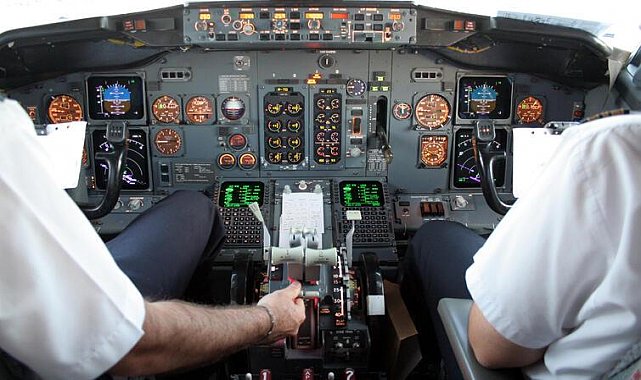 Kokpitte kahve ve tatlı bulunduran 2 pilota ceza