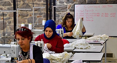 Meslek Fabrikası'nda depremzedelere iç çamaşırı